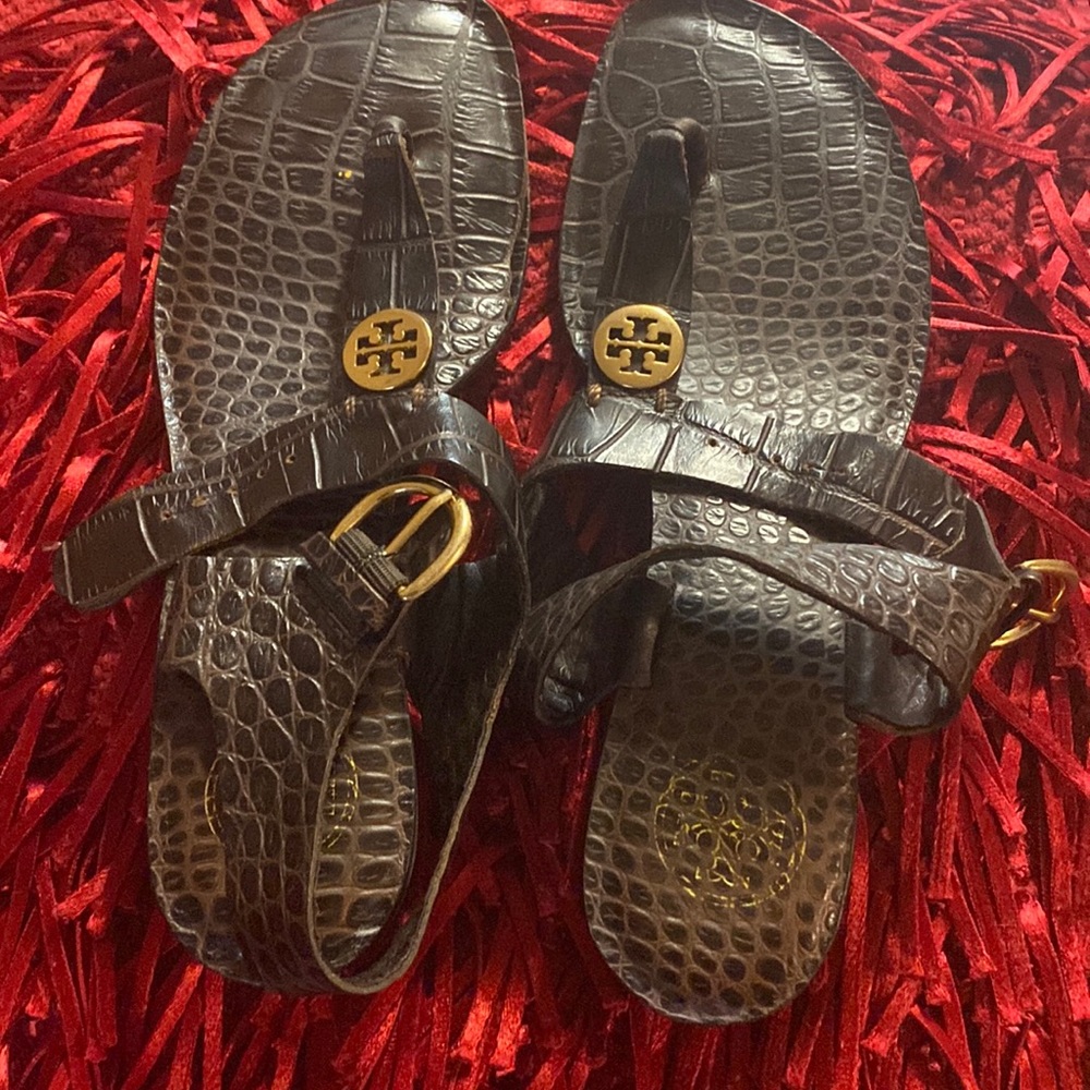 Brown croc leather shoe Tory Burch w/ gold symbol.